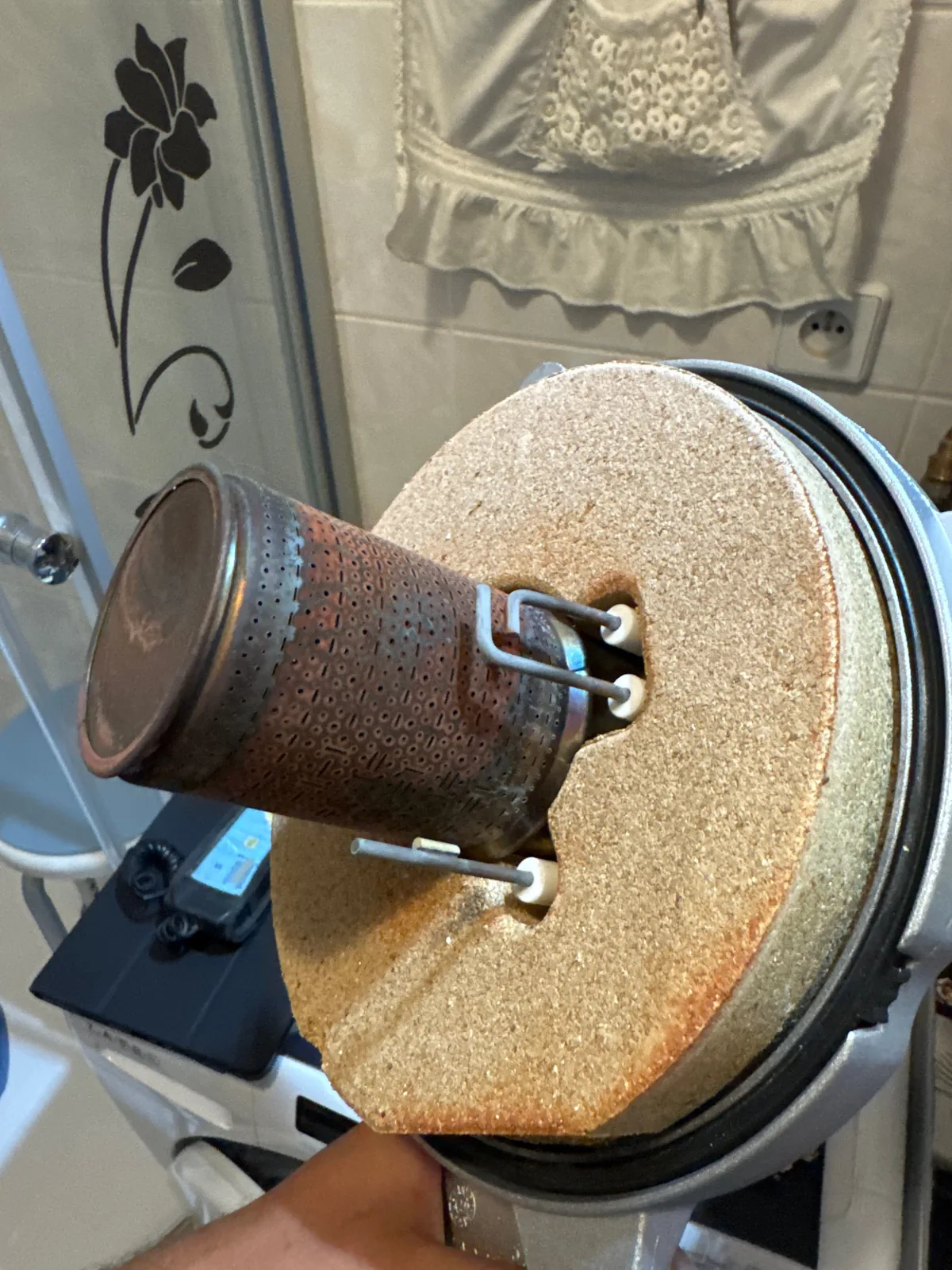 Detail hořáku plynového kotle při servisu